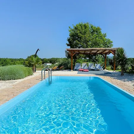Sleeps 9 With Pool