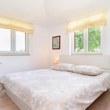 Sleeps 9 With Pool Вилла
