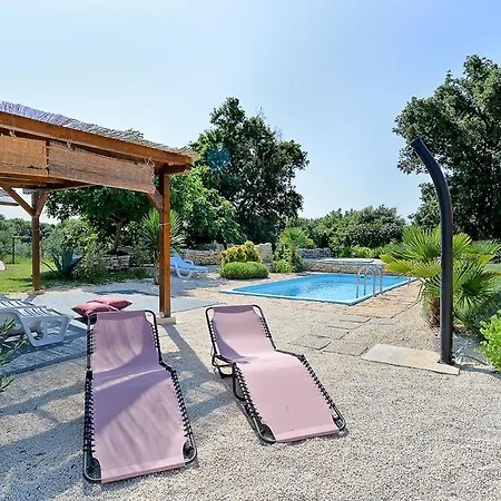 Вилла Sleeps 9 With Pool Лижнян
