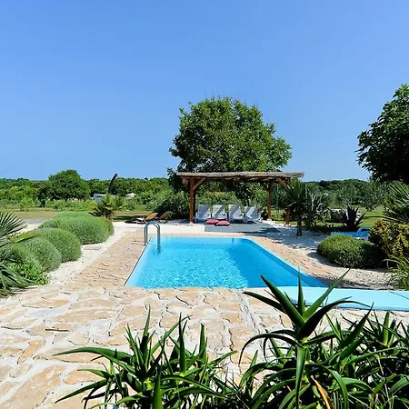 Вилла Sleeps 9 With Pool *