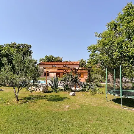 Sleeps 9 With Pool Liznjan