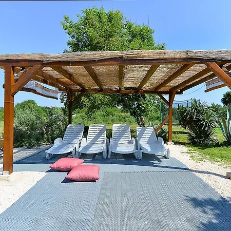 Villa Sleeps 9 With Pool *